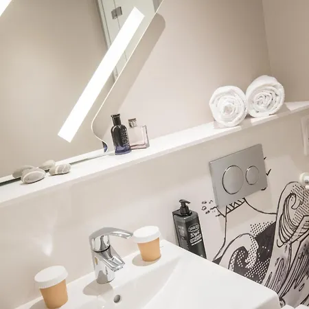 ホテル アイビス バジェット カルフォルニー レンヴァル ニース