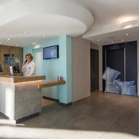 尼斯加利福尼莱瓦尔宜必思快捷酒店 酒店